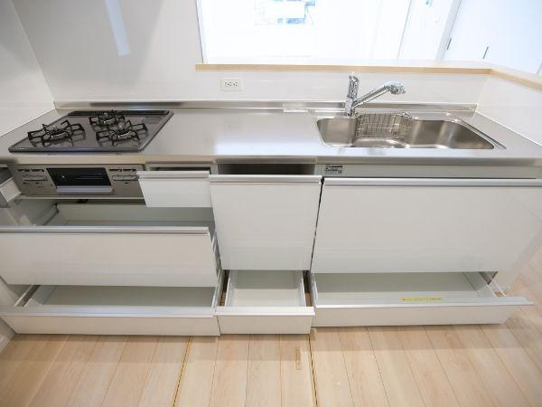 富士見が丘東第6-2号棟のキッチン|使いやすいシンクとガスコンロが並ぶ収納力に優れたキッチンです。すっきりとしたデザインでお手入れもしやすい仕様となっています。引き出し式収納で整理整頓もしやすいのが特徴です。