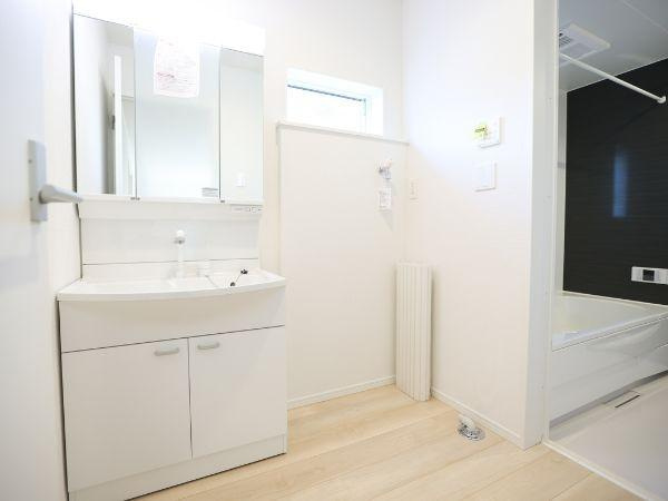 富士見が丘東第6-2号棟の独立洗面台|清潔感のある明るい洗面所です。収納スペースもあり日常の使い勝手に配慮されています。窓からの自然光が空間をより快適に演出します。バスルームとの動線もスムーズです。