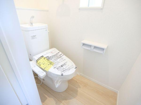 富士見が丘東第6-2号棟のトイレ|清潔感のある明るいトイレ空間です。新しい設備が整っており使い勝手にも配慮されています。窓が付いているため換気もしやすい設計です。床材の色合いがやさしく空間を広く感じさせます。