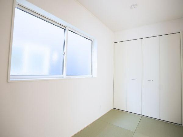 富士見が丘東第6-2号棟の和室|明るい光が差し込む和室が印象的です。収納スペースも備えておりすっきりとした雰囲気です。白を基調とした内装で清潔感があります。畳の質感がやさしい空間を演出します。用途に合わせて活用できるのも特徴です。