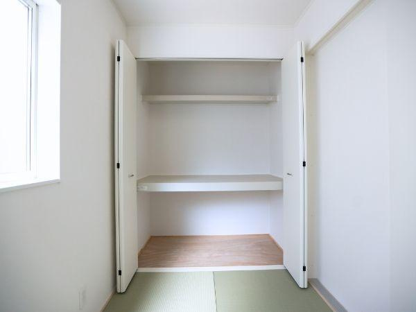 富士見が丘東第6-2号棟の収納|白を基調とした収納スペースは室内をすっきりと見せる印象です。可動棚が設けられており収納の幅が広がります。大きめの開口部で荷物の出し入れがしやすいです。