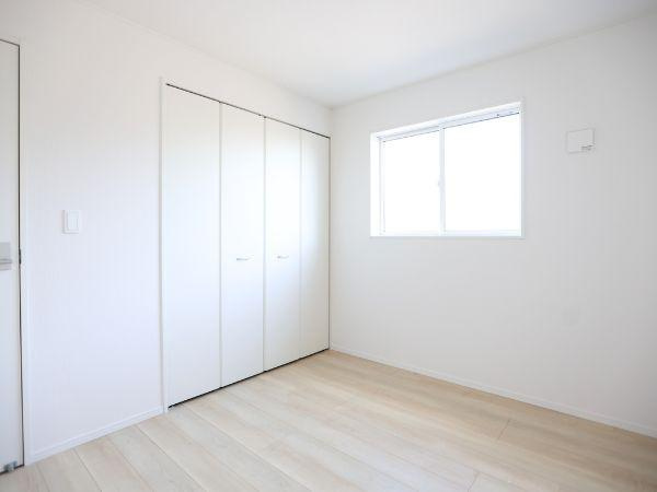 富士見が丘東第6-2号棟の洋室|シンプルで清潔感のある洋室です。大きなクローゼットが備わっており収納力も十分です。窓から自然光がたっぷり差し込む明るい空間です。白を基調とした内装が特徴的です。
