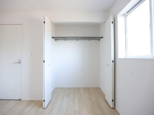 富士見が丘東第6-2号棟の収納|シンプルで使いやすい収納スペースが確保されています。扉付きで見た目もすっきり整います。お部屋を広く使えるクローゼットです。ハンガーパイプが設置されており衣類の整理も便利です。