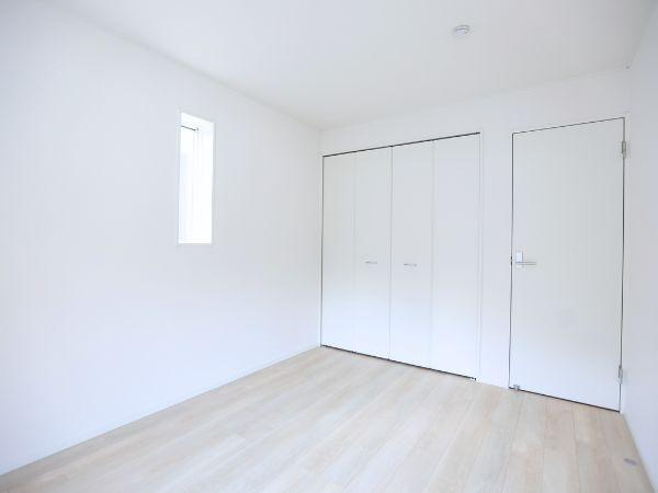 富士見が丘東第6-2号棟の洋室|明るい色合いのフローリングが空間を広く感じさせてくれます。収納スペースがしっかりと確保されています。シンプルなデザインが印象的な洋室です。窓から自然光が取り込まれ開放感があります。