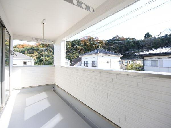 富士見が丘東第6-2号棟のバルコニー|開放感のある広々としたバルコニーです。眺めが良く風通しも期待できます。屋根付きなので天候の影響を受けにくい空間です。清潔感のある白い外壁が印象的です。外からの視線が気になりにくい設計です。