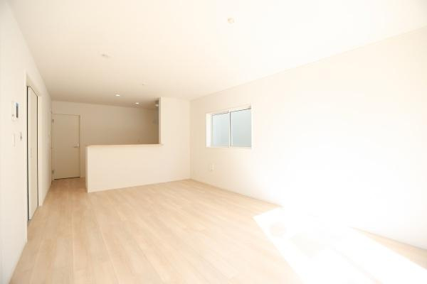 富士見が丘東第6-2号棟の居間・リビング|リビングは明るい色合いのフローリングが広がり採光の良い空間です。シンプルなデザインでコーディネートのしやすさが魅力です。窓からの自然光が室内をやさしく照らします。