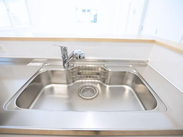富士見が丘東第6-2号棟のキッチン|シンプルで清潔感のあるキッチンシンクです。広々としたシンクが特徴で作業スペースも十分に確保されています。ステンレス素材が美しい光沢を放ちます。お手入れがしやすいシンクです。