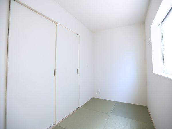 富士見が丘東第6-2号棟の和室|シンプルなデザインが印象的な和室です。押入れ収納が設けられており使い勝手も良好です。明るい光が差し込む窓が設置されています。清潔感のある空間が広がっています。