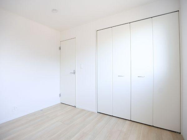 富士見が丘東第6-2号棟の洋室|明るい色味のフローリングと壁面が特徴の洋室です。収納スペースもしっかり確保されています。シンプルな内装で家具の配置がしやすい空間です。清潔感のあるデザインが印象的です。