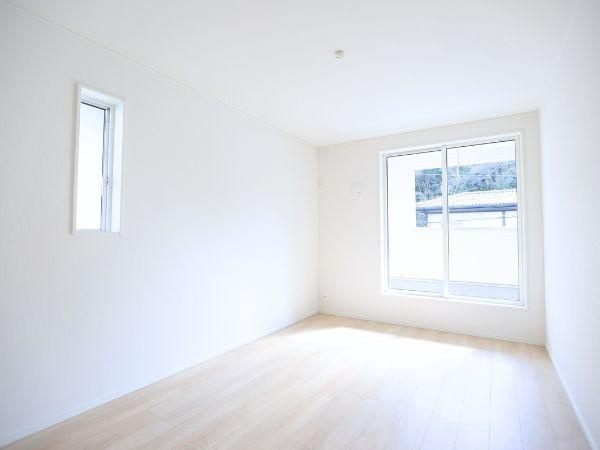 富士見が丘東第6-2号棟の洋室|明るい光が差し込む洋室です。シンプルな内装で自由にレイアウトを楽しむことができます。大きな窓から外の景色を楽しめ換気もしやすい設計です。落ち着いた雰囲気の空間です。