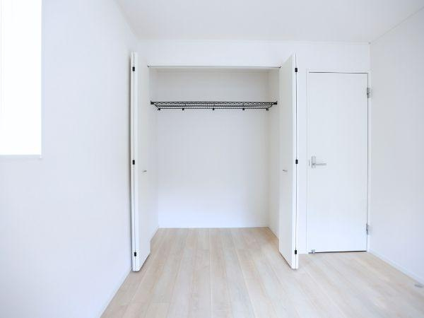 富士見が丘東第6-2号棟の収納|シンプルなデザインの収納スペースが魅力です。扉付きで室内をすっきりと見せることができます。クローゼット内にはハンガーパイプも設置され使い勝手も考えられています。清潔感のある空間が広がります。