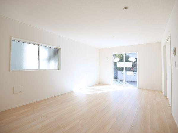 富士見が丘東第6-2号棟の居間・リビング|リビングは明るい色調のフローリングが特徴で窓からの光が室内へたっぷり差し込みます。シンプルな内装ですっきりとした空間が広がります。ガラス戸があり開放感を感じられるレイアウトです。