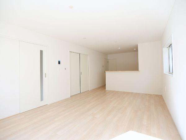 富士見が丘東第6-2号棟の居間・リビング|ホワイトを基調とした内装が際立つリビングです。大きな窓から自然光が差し込み明るい空間です。開放感のある間取りで日当たりも良好です。床の木目調が落ち着いた雰囲気を演出します。