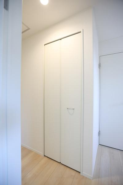 富士見が丘東第6-2号棟の収納|ナチュラルな色合いのフローリングと調和するシンプルなデザインの収納扉です。室内にすっきりとした印象を与え余分な装飾のないスタイリッシュな仕上がりになっています。