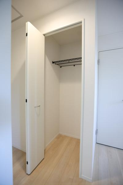 富士見が丘東第6-2号棟の収納|クローゼットの扉はすっきりとしたホワイトカラーで空間全体が明るく感じられます。内部には便利なハンガーパイプが設置されています。シンプルなデザインが様々なインテリアになじみます。
