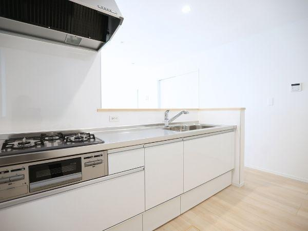 富士見が丘東第6-2号棟のキッチン|シンプルで清潔感のあるキッチンです。収納が多く空間をすっきりと保つことができます。ガスコンロや換気扇も設置されており快適に料理が楽しめます。対面式カウンターで開放的な印象です。