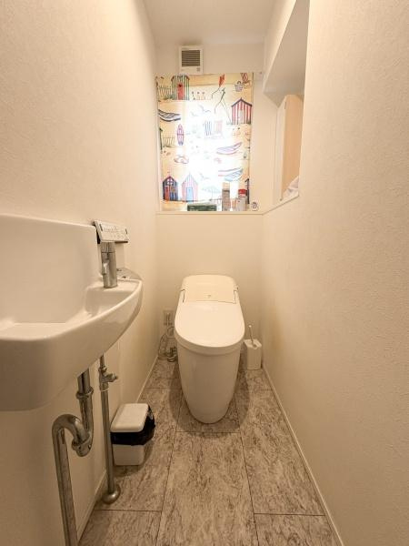 中戸次　中古のトイレ|窓からの採光で明るく空間がすっきりとした印象です。コンパクトながら手洗い場も設置されています。換気設備も備えられ清潔感ある仕様です。