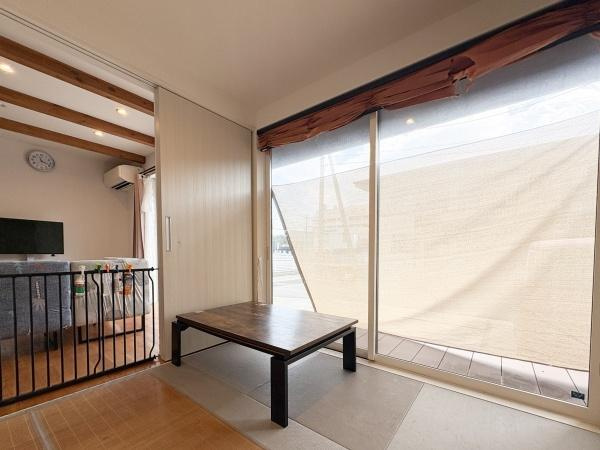 中戸次　中古の和室|明るい光が差し込む和室はシンプルなデザインで落ち着いた雰囲気です。大きな窓が開放感を演出しています。隣接するリビングとつながっており使い勝手の良い空間です。畳の質感が心地よさをプラスしています。