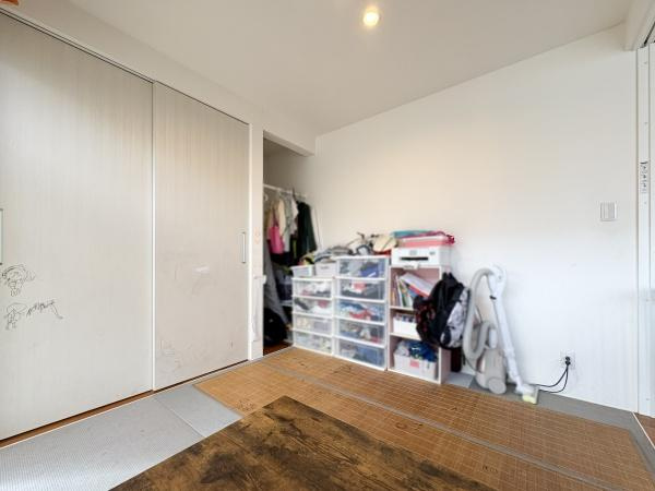 中戸次　中古の和室|和室ならではの落ち着いた雰囲気です。収納スペースがしっかりと確保されています。クローゼットも備わっており整理整頓がしやすいです。壁面もシンプルでさまざまな使い方が考えられます。