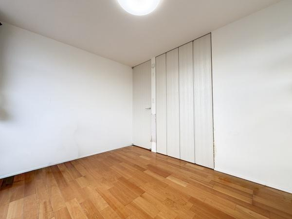 中戸次　中古の洋室|シンプルな内装で好みに合わせたアレンジがしやすい洋室です。明るいフローリングが空間に温かみをプラスします。収納スペースがついておりお部屋をすっきりと保てます。