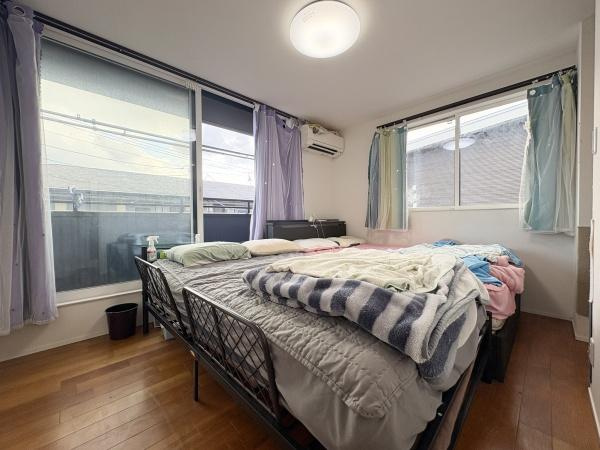 中戸次　中古の洋室|大きな窓から自然光がしっかり差し込む洋室です。二面採光で室内が明るく開放感を感じられます。床は木目調で落ち着いた雰囲気が広がります。