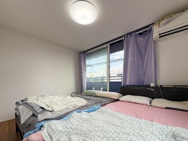 中戸次　中古の洋室|大きな窓から明るい光が差し込む洋室です。室内は落ち着いた色合いでまとめられています。