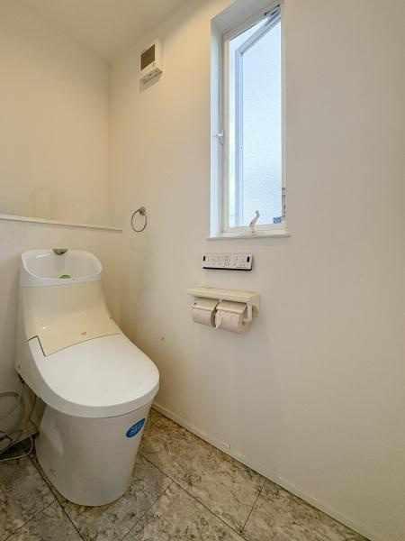 中戸次　中古のトイレ|窓が付いているため換気や採光に配慮された空間です。白を基調にした内装が清潔感を演出しています。
