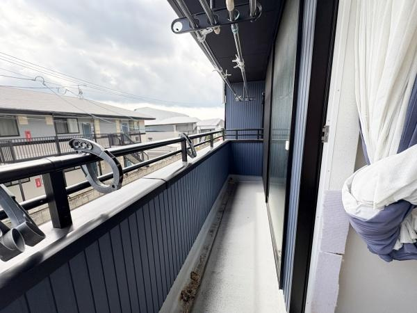 中戸次　中古のバルコニー|奥行きのあるバルコニーで洗濯物や布団干しに便利です。日差しをしっかり取り込める設計で、バルコニーからの見晴らしも良く開放感が感じられます。