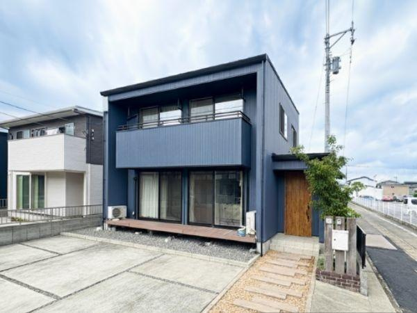 中戸次　中古のその他|広々とした駐車スペースが確保されており車の出し入れもスムーズです。角地で開放感があり道路に面した立地です。モダンなデザインが印象的な外観です。