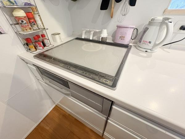 中戸次　中古のキッチン|フラットなIHクッキングヒーターが設置されておりお手入れがしやすいです。すっきりとしたデザインでキッチン全体が広々と感じられます。作業スペースも確保されていますので調理も快適に行えます！