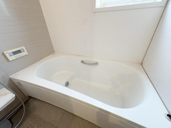 中戸次　中古の浴室|ゆったりとした広さのバスルームは、1日の疲れを癒す特別なリラックス空間。大きな窓から明るい日差しも差し込みます。