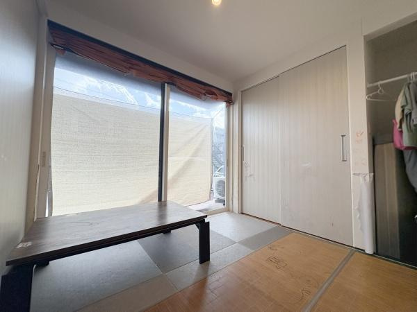 中戸次　中古の和室|畳のやわらかな感触が心地よく大きな窓からの柔らかな光が差し込みます。コンパクトなスペースながらもゆったりとした和室の空間が広がります。