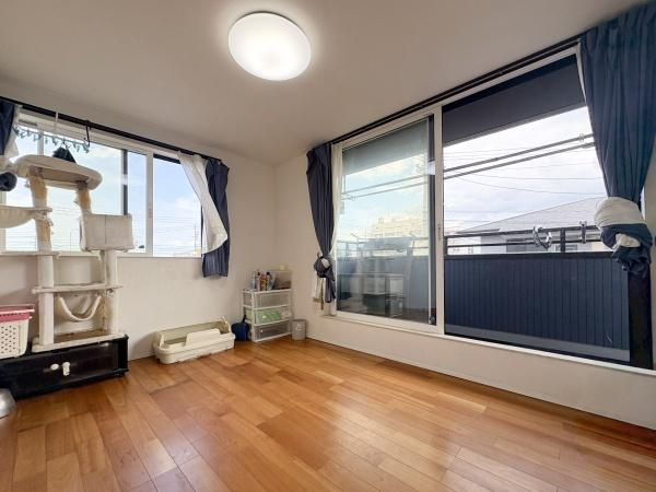 中戸次　中古の洋室|明るい光が差し込む洋室です。広々とした床面がゆとりを感じさせます。大きな窓が開放感を演出します。シンプルな内装で使い勝手が良い空間です。