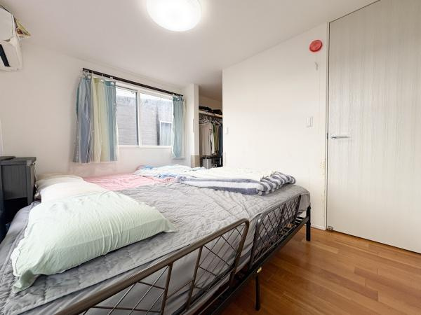 中戸次　中古の洋室|明るい光が差し込む洋室です。窓が大きく開放的な空間が広がります。清潔感のあるフローリングが特徴です。奥には収納スペースも確保されていますので便利です。空間にゆとりを感じられます。