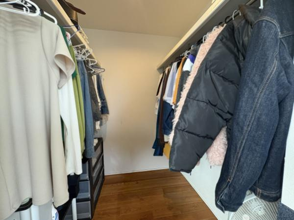 中戸次　中古のその他|洋室の奥にある収納スペースは洋服や小物の収納に便利です。両側にハンガーパイプが備わっていて整理しやすい設計です。季節ごとの衣類もゆったりと収納できます。