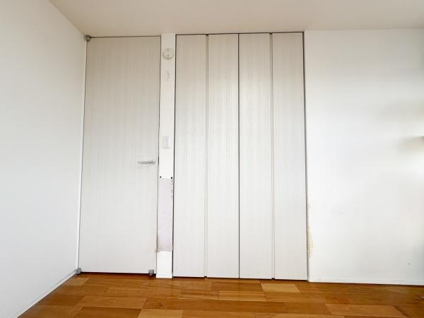 中戸次　中古の収納|シンプルで使いやすい収納があります。扉が壁面と調和しすっきりとした印象です。床との色合いもまとまりがあり様々なインテリアにも対応しやすいです。
