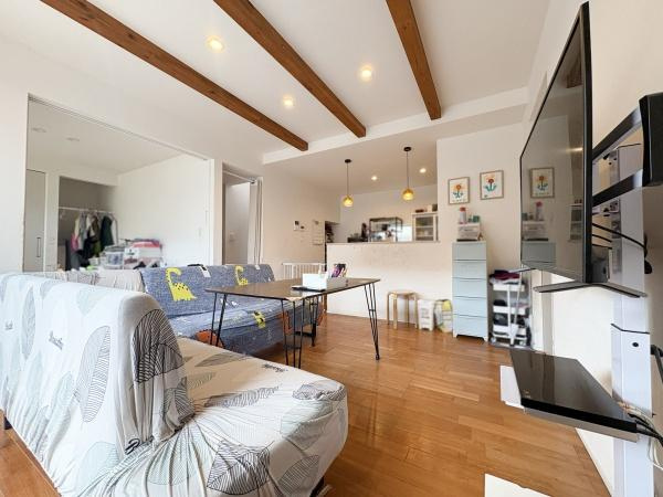 中戸次　中古の居間・リビング|天井の梁が空間にアクセントを加えています。広々としたリビングは開放感があります。