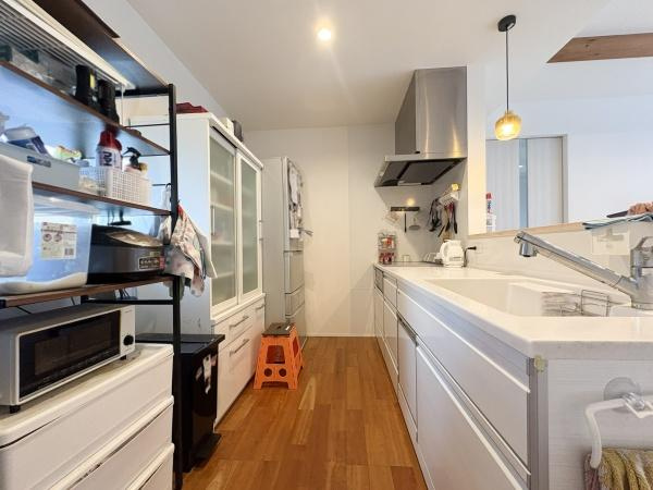 中戸次　中古のキッチン|明るい色合いのキッチンで清潔感があります。広々とした作業スペースが確保されています。収納も豊富で、水回りもすっきりとしています。