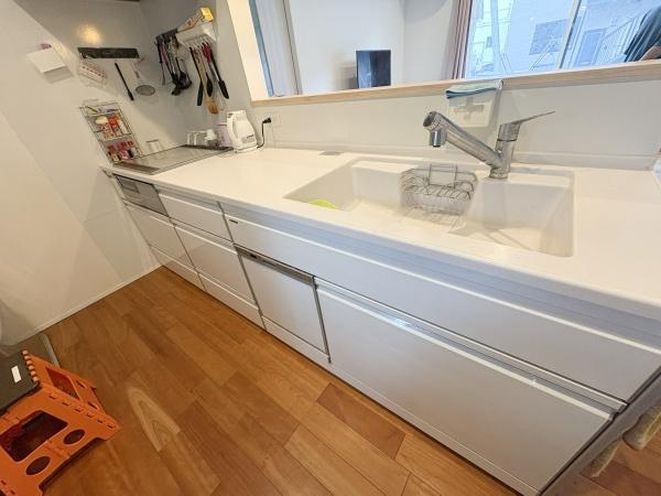 中戸次　中古のキッチン|広々としたキッチンは収納スペースが豊富で整理しやすい造りです。明るい照明と木目調の床が空間を引き立てています。シンプルながら機能的な設備も揃っています。