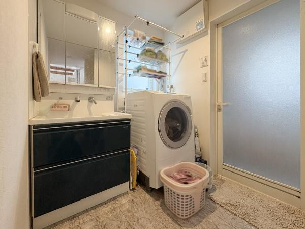 中戸次　中古の独立洗面台|鏡面収納が充実しており洗面台まわりがすっきりと片付きます。洗面台の色もアクセントになっており収納もできるようになっています。