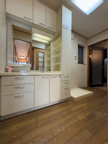 【洗面所】 | 御所市中央通り2丁目　中古戸建 | １階広々洗面室♪