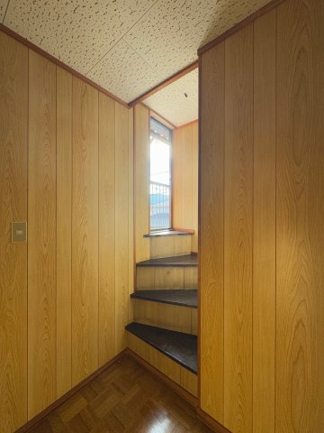 【内装】 | 御所市中央通り2丁目　中古戸建 | ２階バルコニーへの階段♪