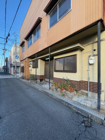 【外観】 | 御所市中央通り2丁目　中古戸建 | こちらから住宅用の玄関があります♪