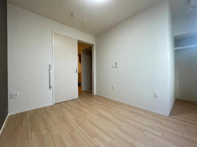 【内装】 | （仮称）ユニヴァリィⅡ上乃木 | 洋室（床の色違います）（イメージ）