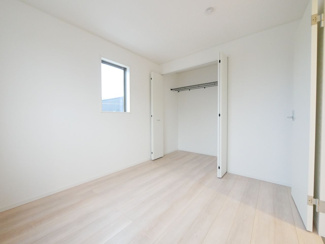 【洋室】 | 甲府市上曽根町 新築全2棟 2号棟 敷地70坪 中道北小学区 | 2階5.2帖東側の洋室。