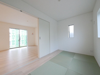 【和室】 | 甲府市上曽根町 新築全2棟 2号棟 敷地70坪 中道北小学区 | 1階5.0帖洋風和室