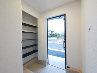 【玄関】 | 甲府市上曽根町 新築全2棟 2号棟 敷地70坪 中道北小学区 | シューズボックス付き玄関。