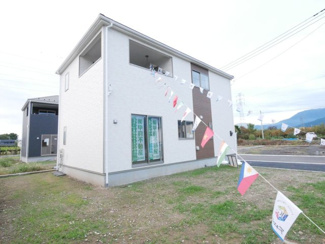 【外観】 | 甲府市上曽根町 新築全2棟 2号棟 敷地70坪 中道北小学区 | 清潔感と明るさを感じられる印象的な白基調の外観