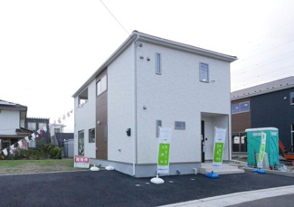 【外観】 | 甲府市上曽根町 新築全2棟 2号棟 敷地70坪 中道北小学区 | 落ち着きある色味で、どんな街並みにも馴染むナチュラルな外壁色