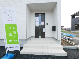 【玄関】 | 甲府市上曽根町 新築全2棟 2号棟 敷地70坪 中道北小学区 | 庇・ポーチ施工済みの玄関廻り